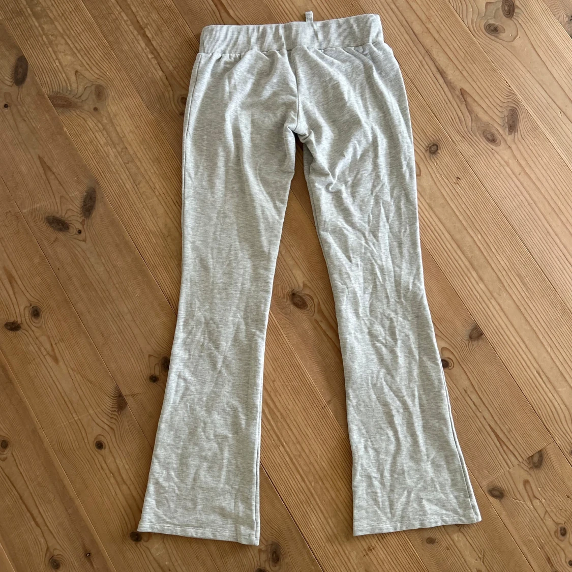 Ljusgrå mjukisbyxor från nelly - 1