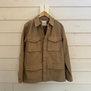 Beige/Brun Overshirt - Tjenare! Säljer en superfet overshirt i från märket Dobber. Tröjan är i superfint skick, inga defekter eller liknande. Den är i storlek S men sitter definitivt mer dom en M, därför markerar jag M på annonsen! Hör gärna av er vid frågor och funderingar. 🤗