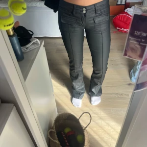 Svarta lågmidjade skinnbyxor bootcut från Nelly strl 34 - Säljer ett par svarta bootcut lågmidjade skinnbyxor från Nelly i storlek 34. Byxorna har markerade sömmar framtill och snygga fickdetaljer. Jätte snygga både till vardags och utgång! 💗kostar 699 på Nellys hemsida 