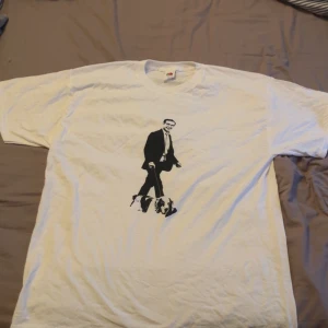 Moderat t shirt - En snygg t shirt med tryck av ulf kristersson och hans hund. strolek L men sitter mer som M. Pris kan diskuteras