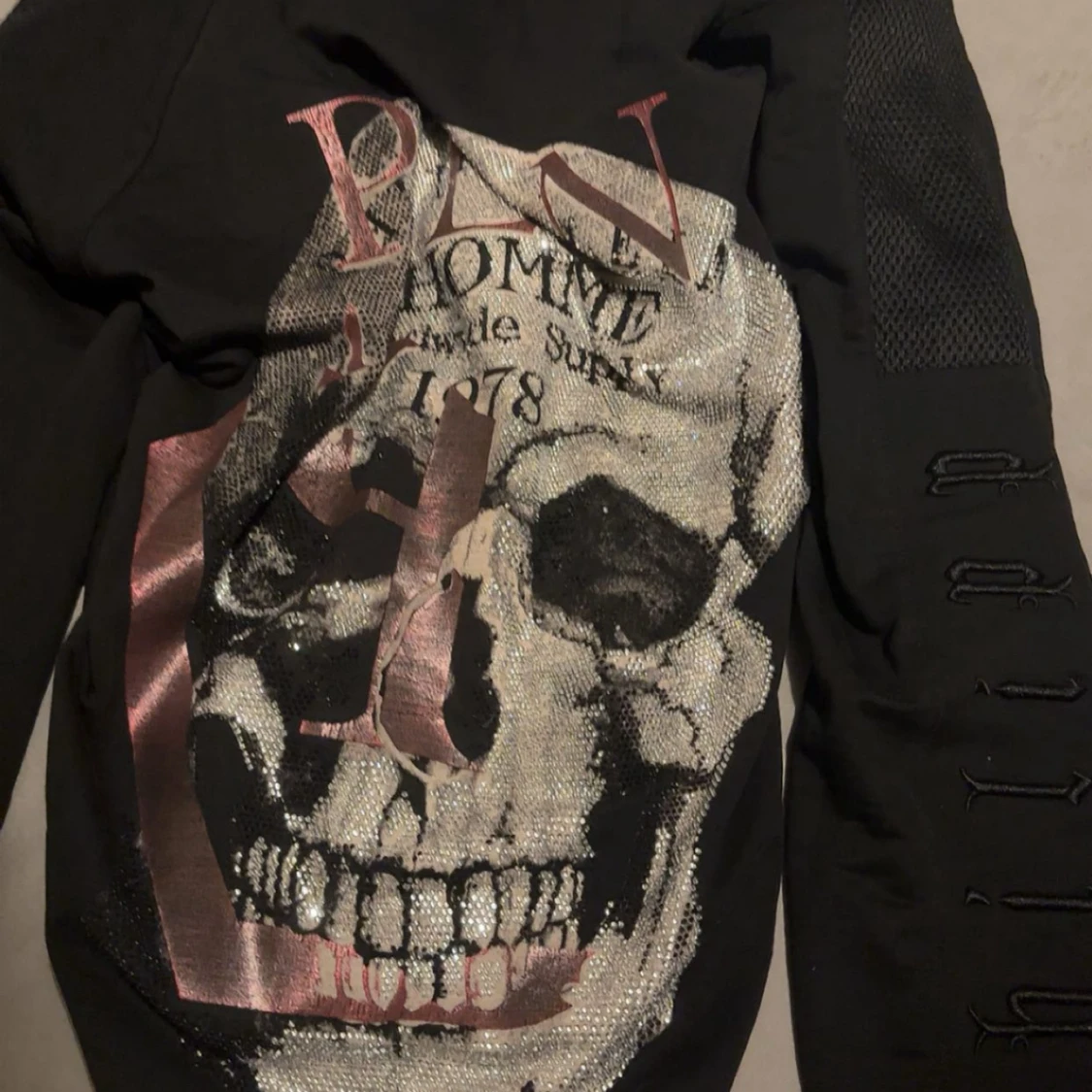 Svart  zip hoodie från Philipp Plein med dödskalle