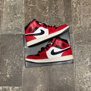 Nike Air Jordan 1 Mid Chicago Toe - Äkta. Köpta 2020. 20+ gånger använda men fortfarande i bra skick. Har kvitto och låda kvar