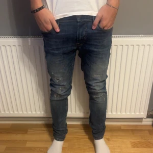 Jack and Jones jeans med slitningar  - Säljer ett par Jack and Jones jeans med slitningar. Modellen är 181 och vöger 66. Jeansen är använda runt 5 gånger så inprincip nya. Skriv vid frågor eller liknande!