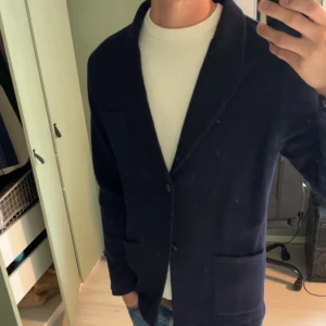 John Henric stickad kavaj  - John Henric kavaj i 100% merino ull storlek XXL men sitter snarare som en något större L, jag är 195, 83kg för referens på bilderna. Utmärkt skick använd ca 3 gånger. Nypris 2500kr 