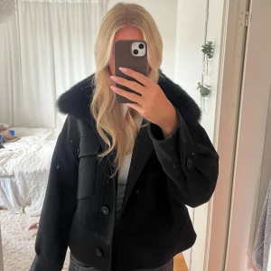 Meotine Charlie Jacket - Säljer min super fina jacka från Meotine med äkta päls i storlek S/M. Den är i jätte fint skick och tags medföljer. Nypris på jackan är 3000 kr, skriv vid funderingar💕