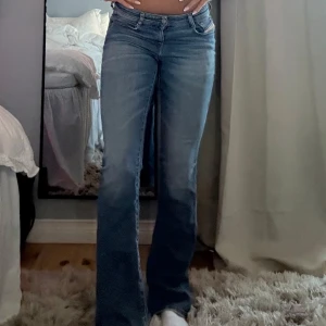 Blå bootcut jeans från Diesel - Säker ett par jätte snygga lågmidjade diesel jeans. Endast använda en gång så ny skick🤍 kommer aldrig till användning. midjemått tvärs över: 38 cm innerben: 85 cm