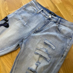 Amiri Jeans - Amiri Jeans i ljusblå färg . Skick: 9/10 Storlek: 33W