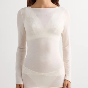 vit intimissimi tröja  - Supermjuk och tunn vit långärmad topp i merinoull. Den har en klassisk rund halsringning och sitter tight mot kroppen. Perfekt att ha som lager under andra plagg eller bara som den är för en clean och enkel look. aldrig använd dock är lappen borttagen pris går att diskutera 