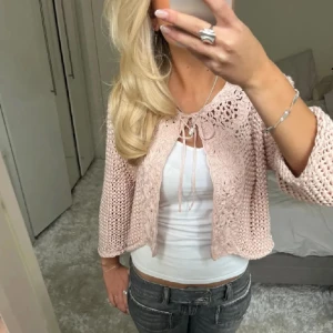 Jättefin bolero - Säljer denna superfina rosa bolero i storlek m men sitter som s