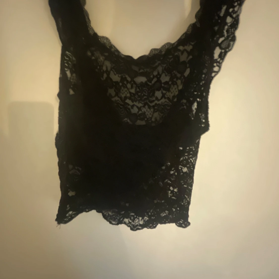 Super snygg Svart spetsig linnetopp med rosett - 1