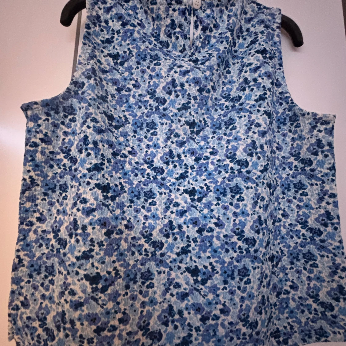 Blommig blå ärmlös linnetopp - 1