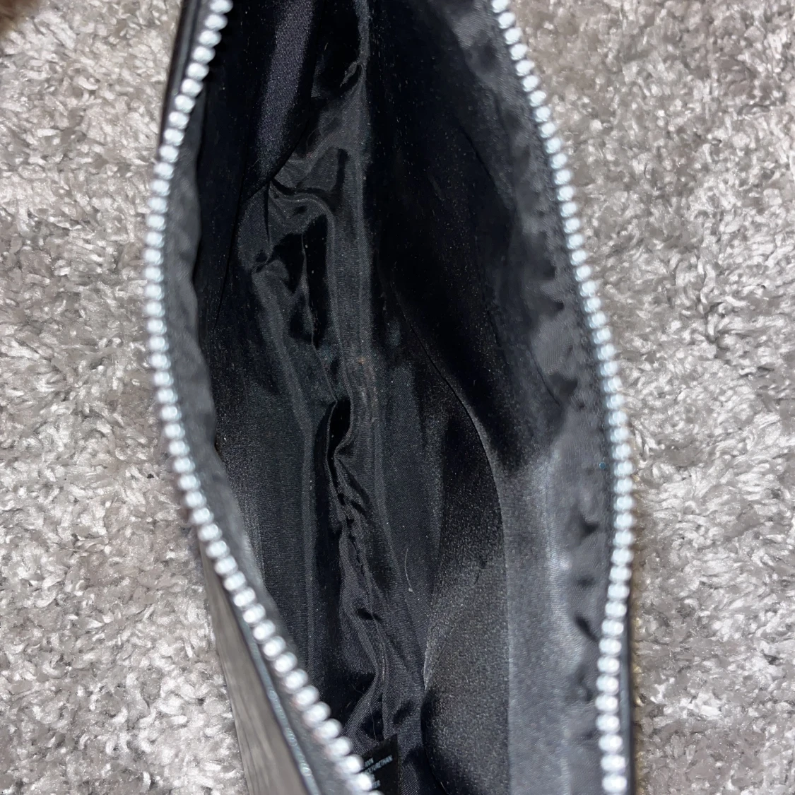 Svart axelväska med hjärtdetalj - 2