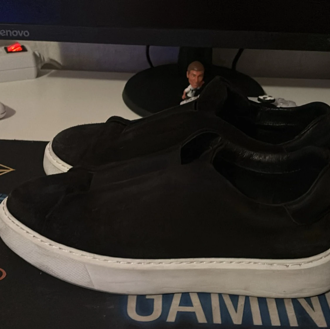 Svarta slip-on sneakers med vit sula - 2