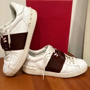 Valentino Opens  - Säljer mina skor för att de är för små och vill köpa ett par andra skor, storlek 43 skick 8/10 inget og ingår, pris går att diskutera vid snabb affär, vid frågor eller funderingar är det bara att DMa! 🙌🏻