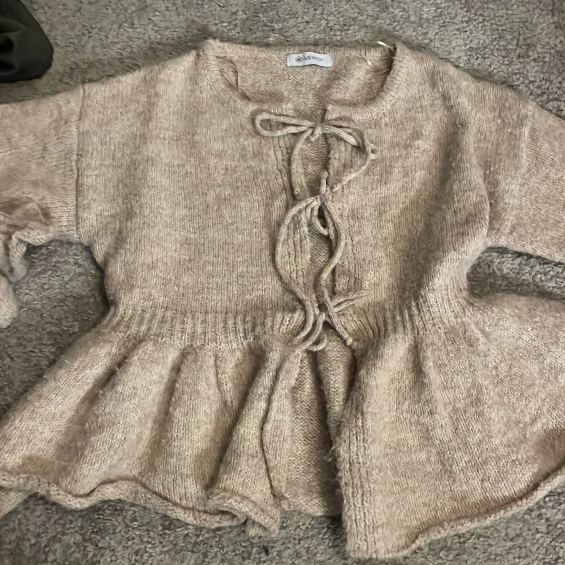 Beige stickad kofta med snörning - 2