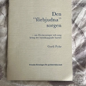 Den "förbjudna" sorgen - En bok om förväntningar och sorg kring det handikappade barnet. Skriven av leg. psykolog Gurli Fyhr och utgiven av Svenska föreningen för psykisk hälsovård. Perfekt för dig som är intresserad av psykologi och vill förstå mer om känslor och livets utmaningar.