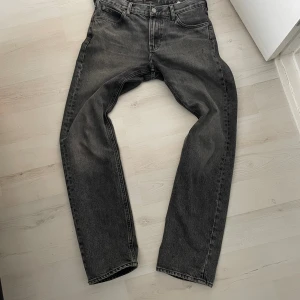 Lee West jeans - Tja, säljer dessa asfeta jeansen från Lee! Straight passform med grå design. W29 L32. Säljer pga att de ej används längre plus att dem är för små. Nypris runt 1100, mitt pris 600! Priset är alltid diskuterbart, hör av er vid frågor! 