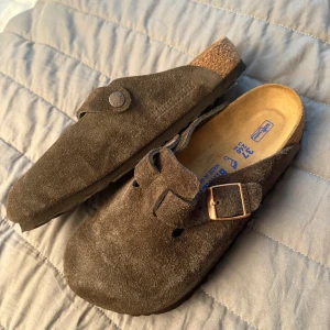 Bruna mocka Birkenstock boston sandaler strlk 37 - Säljer ett par klassiska Birkenstock boston sandaler i brun mocka. Oanvända i storlek 37 