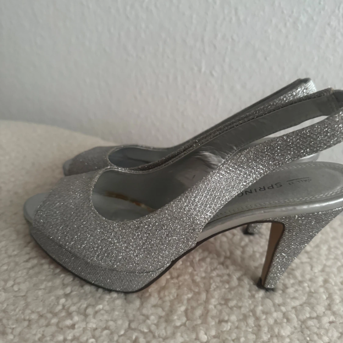  Nya. Glittriga silverfärgade pumps strl 36