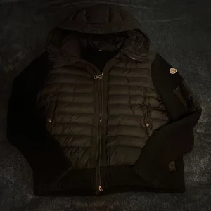 Moncler cardigan  - Säljer min fina moncler cardigan. Scan funkar  10/10 skick står L på jackan men passar M också. Pris kan diskuteras!