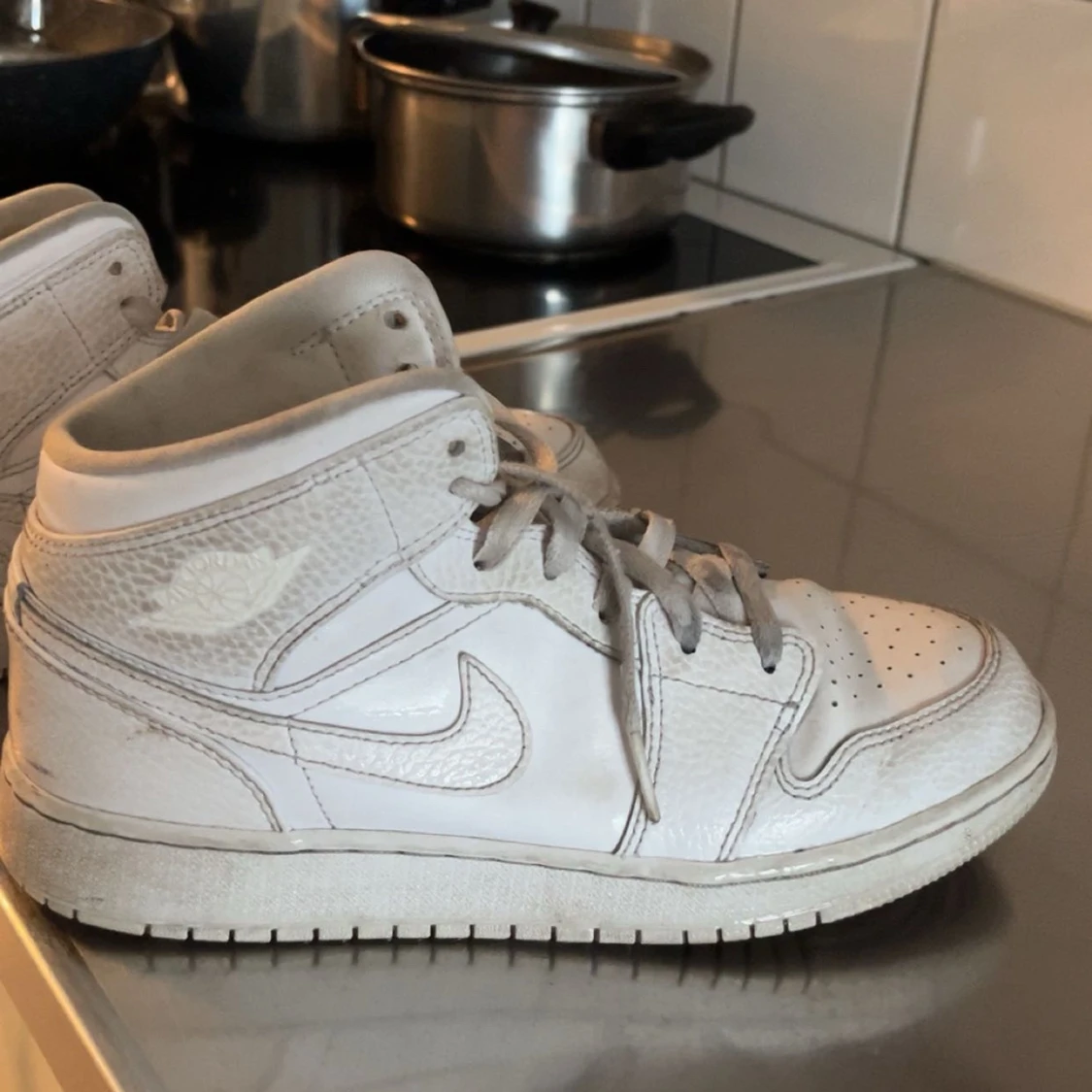 Nike Jordan 1 Mid i helvitt