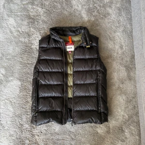 Parajumpers Jeordie Sheen dunväst - Nypris 5000, vårt pris 999/Färg|Svart/Storlek|M