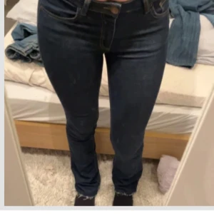 Jeans - Jättefina jeans som är bootcut. Den är som storlek 32/34/36. Helt i nyskick! Ordinarie pris är ca 1000. Dem är hyfsat lågmidjade 