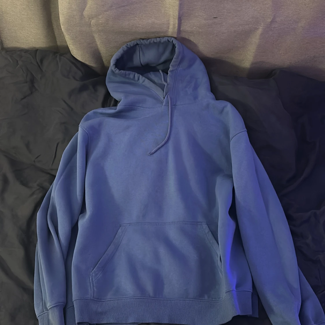 Blå hoodie med huva och ficka