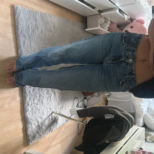  raka blå jeans - Heej , säljer mina blå jeans från Zara , i storlek 38! Lite slitna ner till där av priset😇Jeansen är midwaist, jag är 172💕