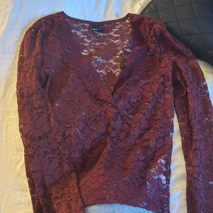 gina tricot tröja  - säljer pågrund av att den aldrig kommer till andvänding, jätte fin! pris kan diskuteras 