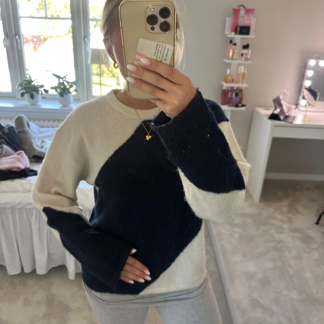 Svartvit stickad tröja med blockmönster