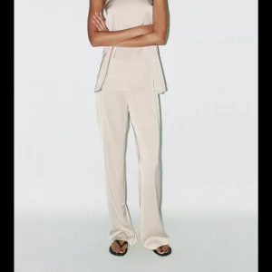 Slutsålda satin byxor från Zara  - Snygga beiga satin byxor, storlek s. Slutsålda på Zara. Använda ca 1 gång.