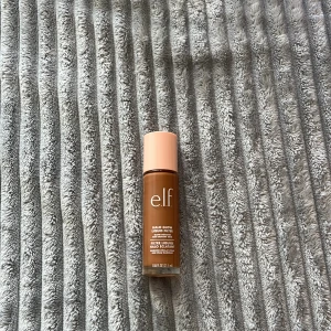 e.l.f. Halo Glow Liquid Filter - Säljer en e.l.f. Halo Glow Liquid har endast använt 1 gång för att testa. Skicka ett meddelande om du är intresserad🥰 