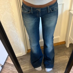 Lågmidjade utsvängda jeans  - Snyggaste jeansen från Big star i ”extra low flair”! De är i W30 L34, passar S-M.  Innerben: 85 cm, midja rakt över: 43 cm Kom privat för fler mått eller frågor🥰