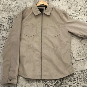 Overshirt jacka  - overshirt jacka från Jack & Jones i mocka. Storlek L men skulle säga att den passar mer som M/L. Hör av dig vid frågor🙌