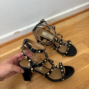 Valentinorockstud klackskor - Valentinorockstud Gravani klackar med öppentå och guldiga nitar, skorna är i mycket bra skick och är i storlek 37