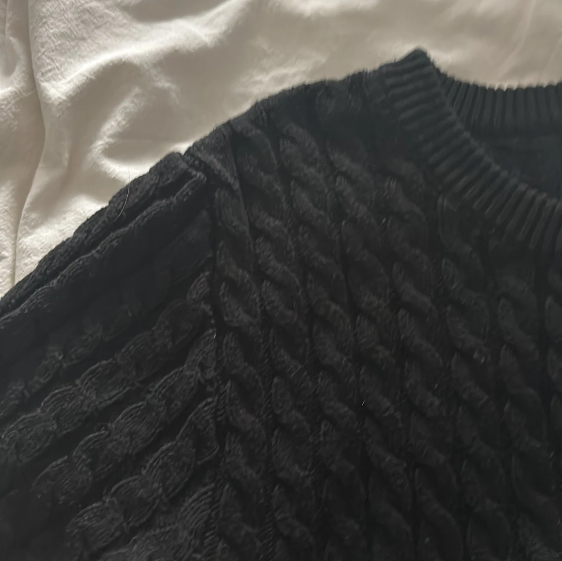 Svart stickad kofta från H&M med guldknappar - 1