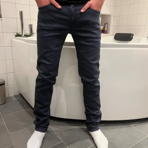 Mörkblå jeans från J.Lindeberg - Hej säljer nu dessa riktigt snygga jeansen från J Lindberg. Passformen är slim fit och storleken är W31 L34. Färgen är mörk blå. Vid frågor så är det bara att skriva 🤝🏼