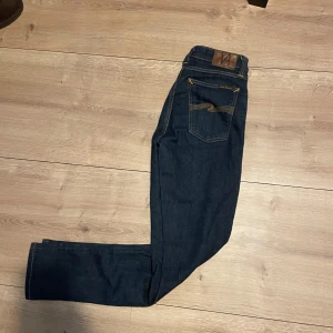 Mörkblå jeans från Nudie Jeans - Snygga mörkblå jeans från Nudie Jeans. Skick 9/10 perfekt passform. Pris kan diskuteras. Modell Skinny lin