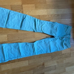 Turkosa lågmidjade byxor - Snygga turkosa lågmidjade byxor. De har samma midjemått och innerbenslöngd som de rosa byxorna. 