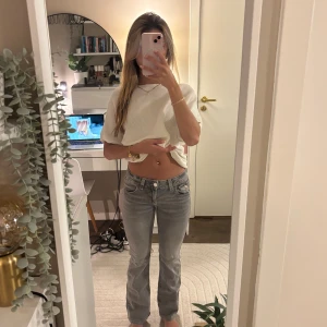 Gråa low waist jeans  - Low waist jeans med bootcut. Dom har även super snygga detaljer på fickorna.Hör av dig om du har några frågor! 🫶🏼💕