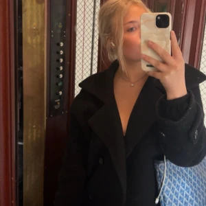 Arket jacka  - Intressekolll på denna snygga jacka från Arket.