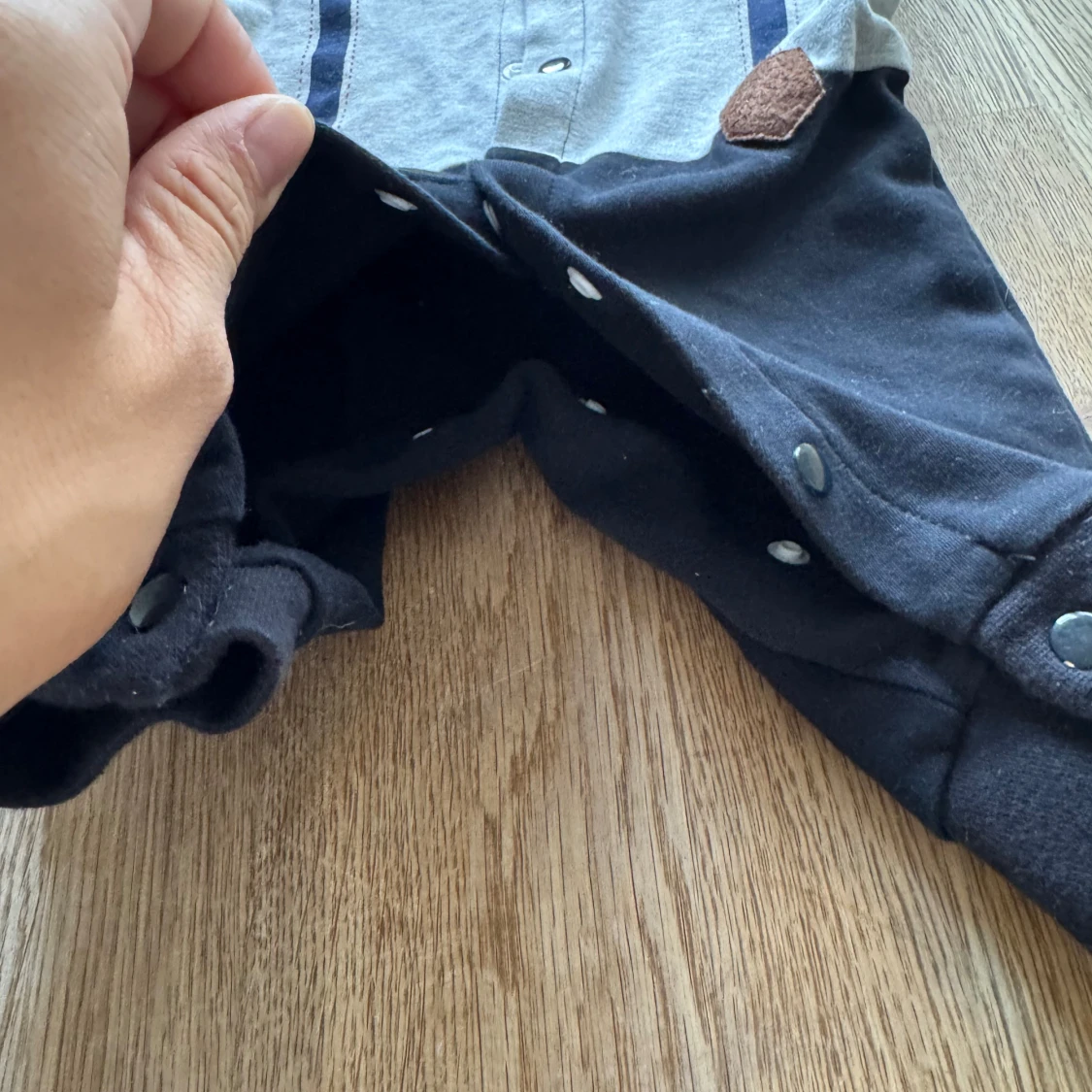 Grå och svart byxdress med rosett - 3