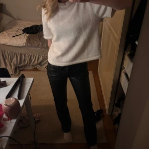 Svarta raka skinnbyxor - Säljer ett par super fina svarta skinnbyxor lågmidjade med rak passform i storlek xs💕