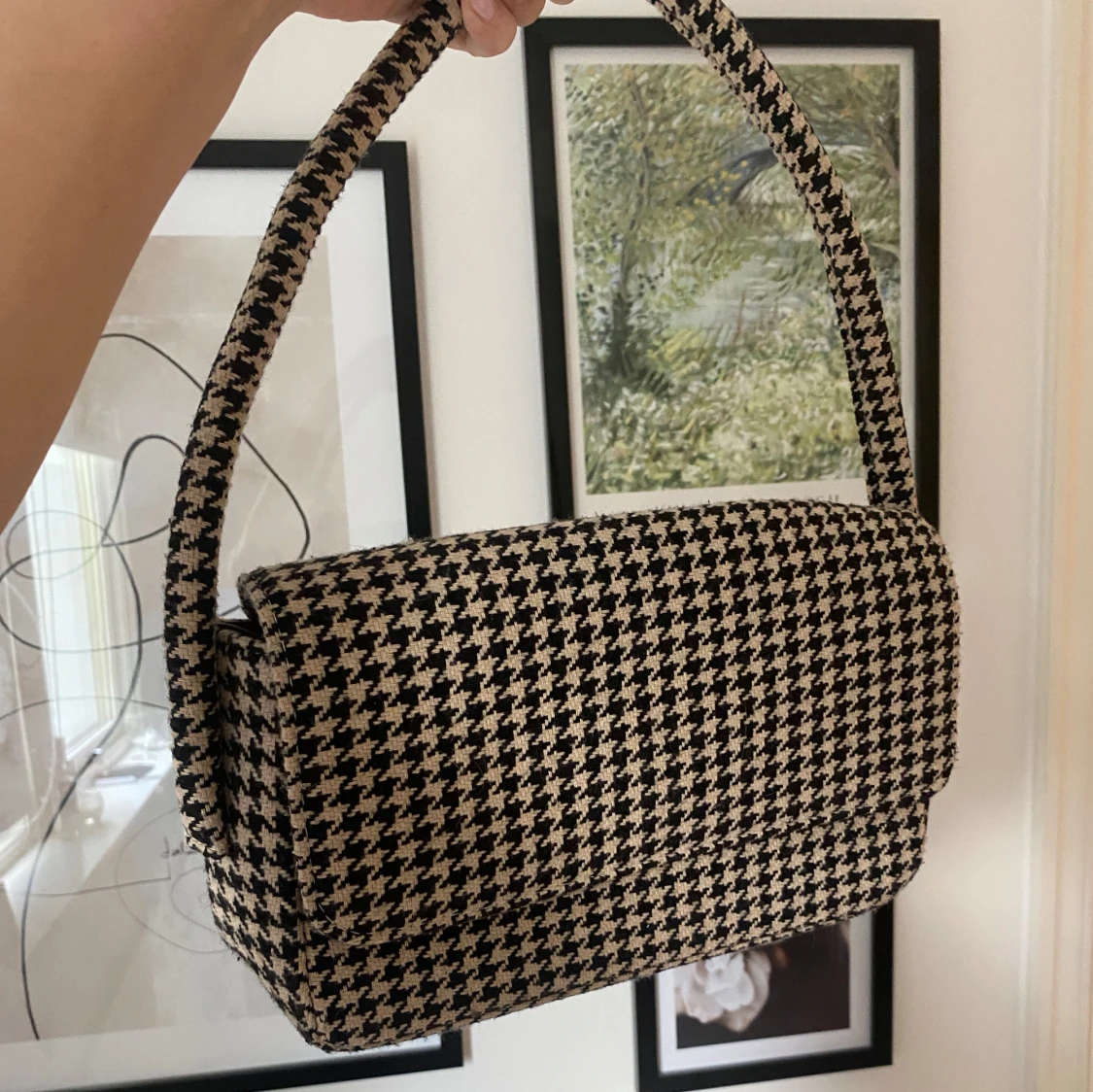 Rutig väska i svart och beige
