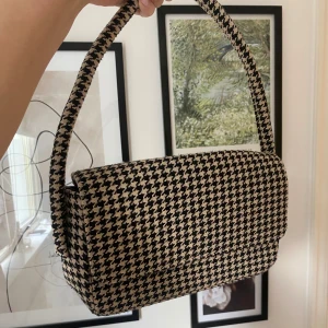 Rutig väska i svart och beige - Väldigt fin väska köpt på Sellpy💕vet inte var den kommer från ursprungligen 