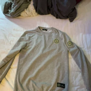 SI HOODIE - As snygg tröja, inga defekter! Storlek S passar väl M. Skriv vid funderingar!!