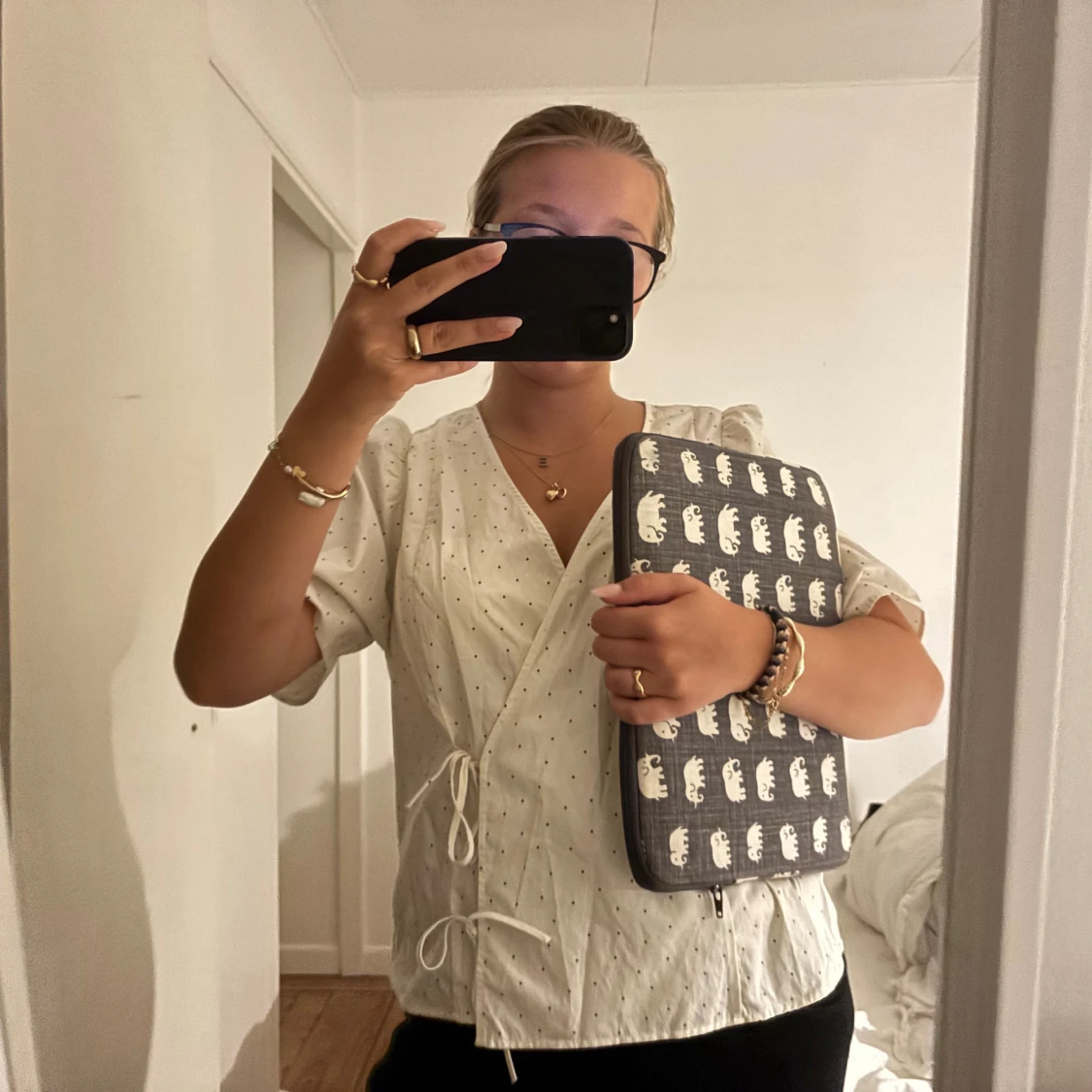 Vit omlottblus med prickigt mönster - 2