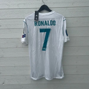 Cristiano Ronaldo Real Madrid Fotbollströja  - Säljer en Real Madrid fotbollströja med ROnaldo 7 på ryggen som är helt ny med prislapp