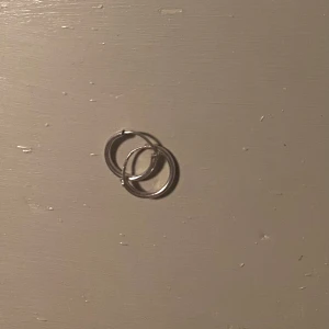 Äkta Silver hoops örhängen - Ett par klassiska silvriga hoops örhängen i enkel och stilren design. Perfekta för dig som gillar minimalistiska smycken och vill ha något som funkar till allt. Runda och tunna, passar både till vardagslooken och när du vill känna dig extra snygg.